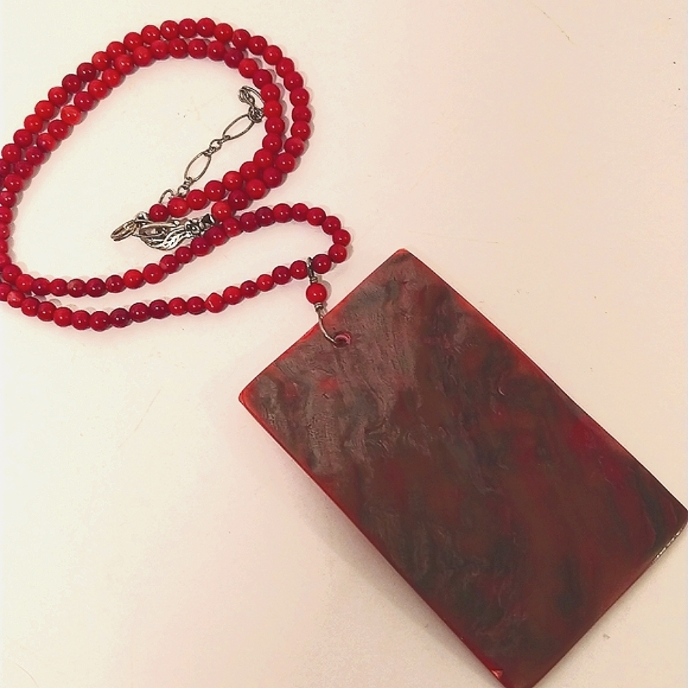 MODERN SHELL & Coral bead necklace
